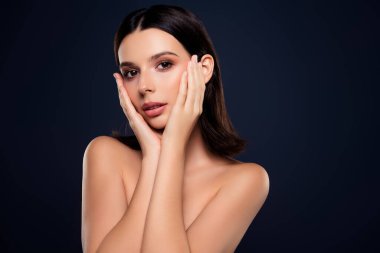 Genç, güzel, esmer bir kadının doğal güzelliğini ön plana çıkaran zarif yakın çekimi. Cilt bakımı, makyaj ve moda temalarını içeren kavramlar için mükemmel..