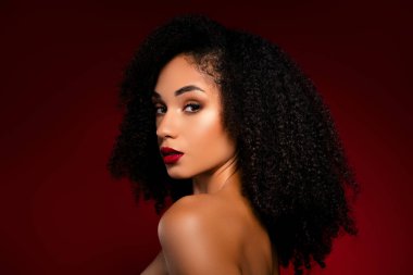 Kıvırcık saçlı, zarif zengin bir kızın portresi şefkatli görünüyor..