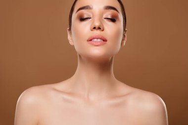 Muhteşem, rüya gibi zarif bir kadının portresi. Bej renkli arka planda çıplak omuzlar yok..