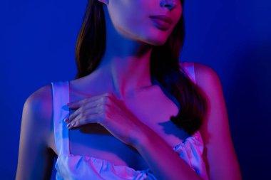 Çekici narin kadının mükemmel tenine dokunduğu fotoğraf mavi arkaplandaki ameliyattan sonra tazeliğin tadını çıkarıyor..