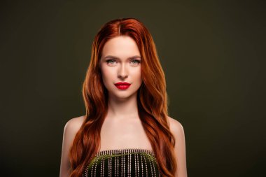 Zengin bir kadının stüdyo portresi. Elbise giy. VIP etkinliğinin tadını çıkar..