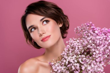 Güzel, şehvetli, çıplak, omuzlu, çiçek aromalı, tenli, boş, izole pembe bir arka plan..