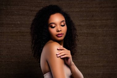 Özgeçmişinde sakin bir ifade olan genç bir kadın doğal güzelliğini, şık tarzını ve kusursuz cildini vurguluyor..