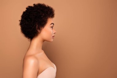 Bej renkli arka planda izole edilmiş güzel, çekici, nazik bir bayanın reklam ürünü..