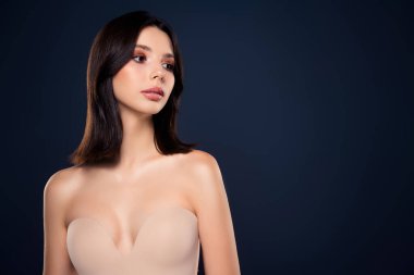 Güzel bir esmerin yakın çekim stüdyosu. Kusursuz bir teni var. Doğal ışıklandırmada zarafet ve şehvet sergiliyor.
