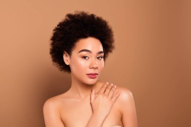 Çekici, tapılası bir kadının fotoğrafı. Bej renkli arka planda, pürüzsüz, sağlıklı bir ten..