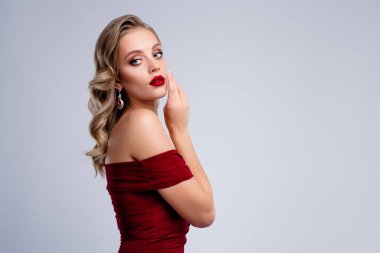 Rüya güzel bayan. Gri, boş arka planda çekici dudaklar hisset..