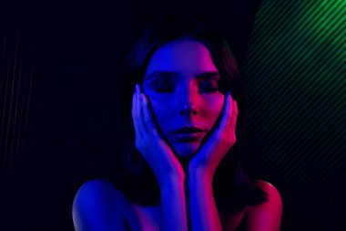 Çekici ve güzel kadın şık neon tonlarıyla aydınlatılmış, moda ve gece hayatı cazibesini çağrıştırıyor..