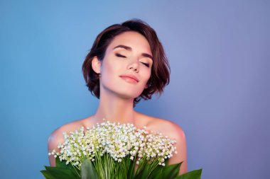 Tatlı, hayalperest bir bayanın portresi..