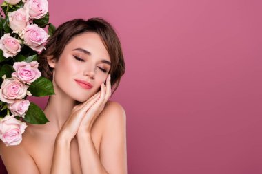 Çekici bayan dokunuşu. Kapalı gözler. Çiçek buketinden gelen taze kokuyu hisset..