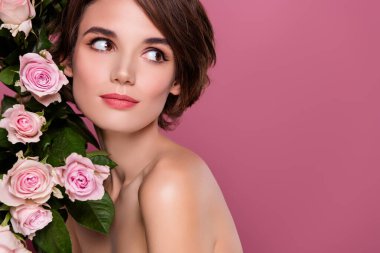 Güllerin yanında narin hisseden güzel bir bayanın fotoğrafı pembe renkli boş uzay reklamlarına bak..