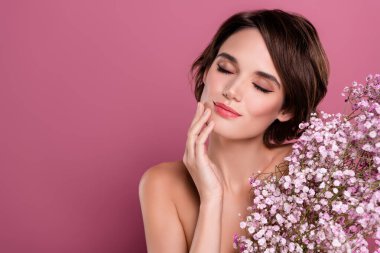 Güzel, çıplak kadın portresi yumuşak doğal cilt modeline dokunuyor..