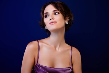 Güzel, rüya gibi giyinmiş bir bayanın fotoğrafı. Gece kulübü partisinin tadını çıkarıyor. Boş alan, izole edilmiş mavi arka plan..