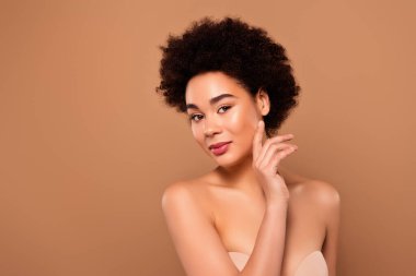 Göz kamaştırıcı nazik bayanın fotoğrafı sağlıklı cilt soyma, nemlendirici işlem bej rengi arka planda izole edilmiş..