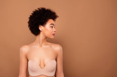 Çekici kibar bayan doğal güzellik tanıtım afişi bej renkli arka planda izole edilmiş boş bir alan.