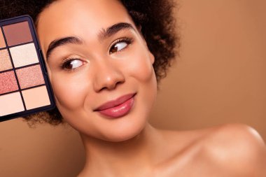 Nazik, çekici bayanın fotoğrafı, bej renkli arka planda çıplak doğal efekt..