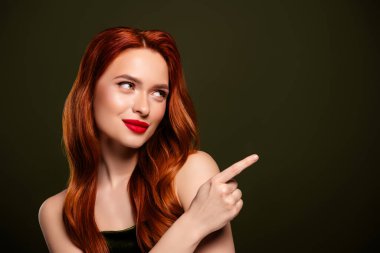 Çekici baştan çıkarıcı kadın işaret parmağıyla işaret eden boş uzay tanıtım afişi haki renk arka planında izole edilmiş.