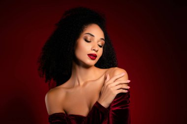 Güzel bayan omuzlarına dokunuyor. Şefkati hissediyor. Gözler kapalı..