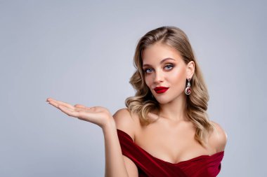 Kırmızı elbiseli şık çekici bayan boş alan gri arka plan reklam metni gösteriyor..
