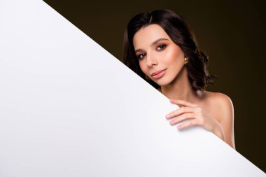 Doğal güzelliğini ve zarif görünümünü sergileyen muhteşem bir esmerin portresi şık bir makyajla süslenmiş ve tarafsız bir arkaplana karşı şık bir duruş sergiliyor, zenginlik ve incelik yayıyor..