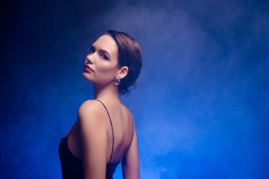 Baştan çıkarıcı, tatlı, seksi kıyafetli bir kadının fotoğrafı. İzole edilmiş mavi arka planda bale dansının tadını çıkarıyor..