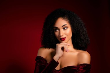 Çok hoş bir kız çenesine dokunuyor. Hayal kuruyor. Gradyan üzerinden sevgililer gününü merak ediyor..