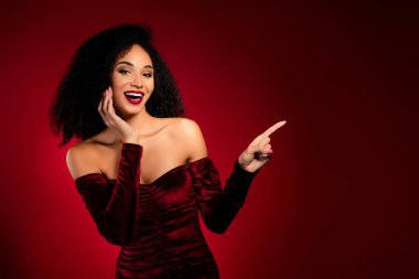 Şık, çekici, pozitif bayan heyecanlı, dokunmatik yüz ifadesi, parmak eğimli, boş alan reklamı gibi..