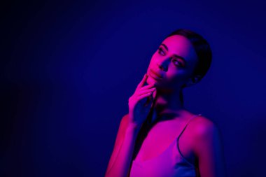 Neon ışıklı genç bir kadın şık stili, güzelliği ve çekiciliği ön plana çıkarıyor. Çekici, modern, renkli ve büyüleyici enerjiyle dolu bir gece partisi atmosferi sunuyor..