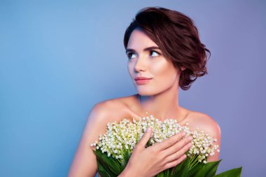 Sevimli bir bayanın portresi. Çiçek kapağı. Göğüs boş..