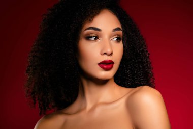 Dalgalı bukleli, permalı, parlak makyajlı, arka planda güzel bir bayan..