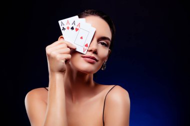 Güzel bir bayanın pokerde kazandığı fotoğraf koyu mavi arka planda izole edilmiş..