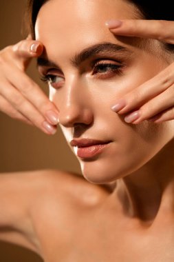 Kusursuz cildini ve doğal güzelliğini gösteren genç bir kadının yakın çekimi. Cilt ve kozmetik kavramlarını sergilemek için mükemmel..