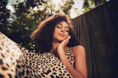 Açık havada çekilmiş bir model, doğal ışık ve zarafet, doğa, moda ve bireyselliğin unsurları, şık ve canlı bir görünüş ile güven ve cazibeyi vurguluyor..