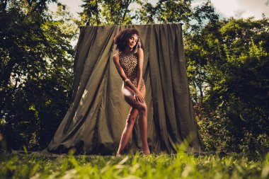 Doğal gün ışığı altında sakin bir ortamda çekilmiş şık bir model. Güzellik, moda ve vücut özgüveni sergiliyor. Yeşillik ve çarpıcı güneş ışığıyla övünüyor..