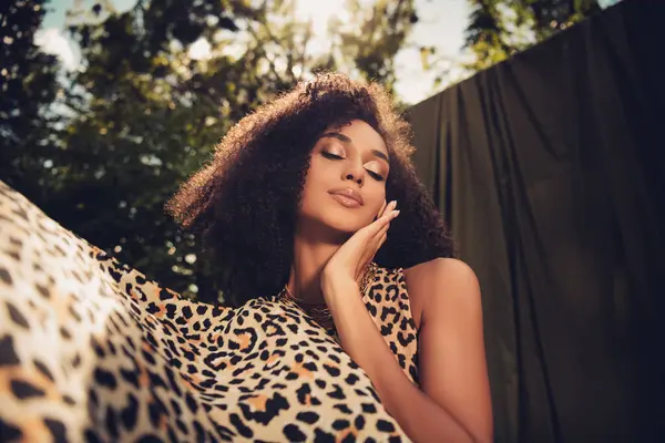 Açık havada çekilmiş bir model, doğal ışık ve zarafet, doğa, moda ve bireyselliğin unsurları, şık ve canlı bir görünüş ile güven ve cazibeyi vurguluyor..