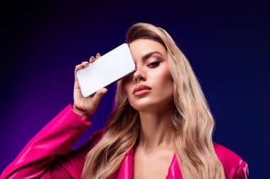 Modern tarzı ve teknolojiyi sergileyen zarif kadın modeli, canlı bir arka planda poz verirken, güzellik, lüks ve çağdaş yetenekler sunuyor..