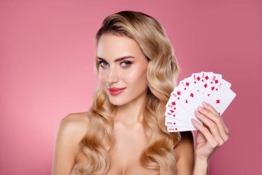 Poker oynayan kızın fotoğrafı izole edilmiş pastel arkaplan rengi.