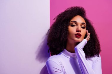 Zarif, neon bir arka planı olan zarif bir genç kadın, büyüleyici tarzını ve kendine güvenini vurguluyor..