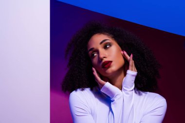 Neon ışıklı bir çevrede, çağdaş sanatsal bir ortamda güzelliğini ve tarzını sergileyen genç bir kadının moda portresi..