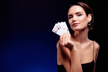 Çekici bir bayanın fotoğrafı. Poker, VIP kumarhanesi. Koyu mavi arka planda boş bir alan..