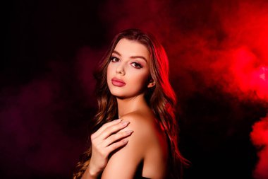 Çekici bayan kız arkadaşın fotoğrafı... sisli kırmızı açık renkli arka planda dokunaklı, dokunaklı, dokunaklı bir omuz....