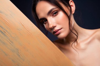 Göz kamaştırıcı makyajlı, stil sahibi, zarif ve çekici genç bir kadının yakın plan fotoğrafı..