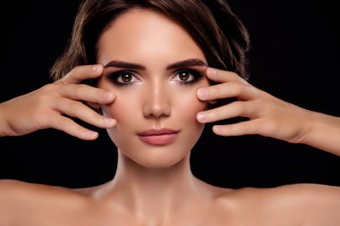 Manken kızın dokunduğu yanakların şehvetli portresi dumanlı gözler ve siyah arkaplanda izole edilmiş bir yüz ifadesi..