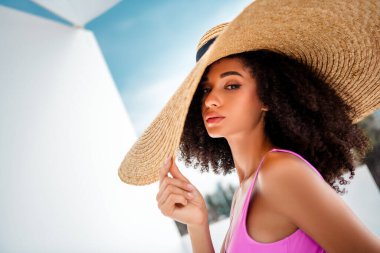 Şık yaz kıyafetleri giyen çekici genç bir kadın modern şehir geçmişiyle gün ışığının tadını çıkarıyor. Şık kıyafetleriyle kendine güvenini ve zarafetini sergiliyor..