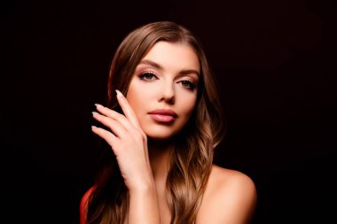 Mükemmel ipek gibi pürüzsüz tene dokunan çekici genç bayan modelin portresi izole edilmiş siyah arkaplan.