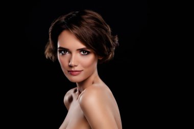 Siyah arka planda sizi ayartmak için kahverengi saçlı genç bir mankenin portresi..