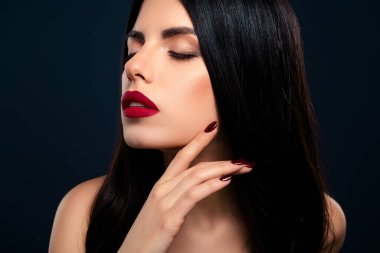 Genç esmer bir kadının portresi. Zarafet ve stil saçıyor. Kırmızı ruj ve mükemmel makyajla..