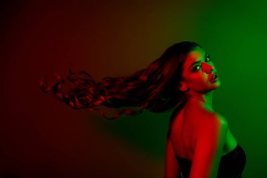 Göz kamaştırıcı model profili fotografı saçlar izole edilmiş çok renkli disko kırmızı neon ışık efekti arka planı.