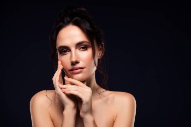 Kusursuz bir cilde sahip esmer bir kadının çarpıcı bir görüntüsü, koyu bir arka planda güzel ve stil yayıyor. Cilt bakımı, moda ve kozmetik temalar için mükemmel.