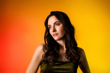 Zarif bir esmer kadının portresi şık bir elbise içinde, sarı bir arka planı var, çok güzel ve sofistike..